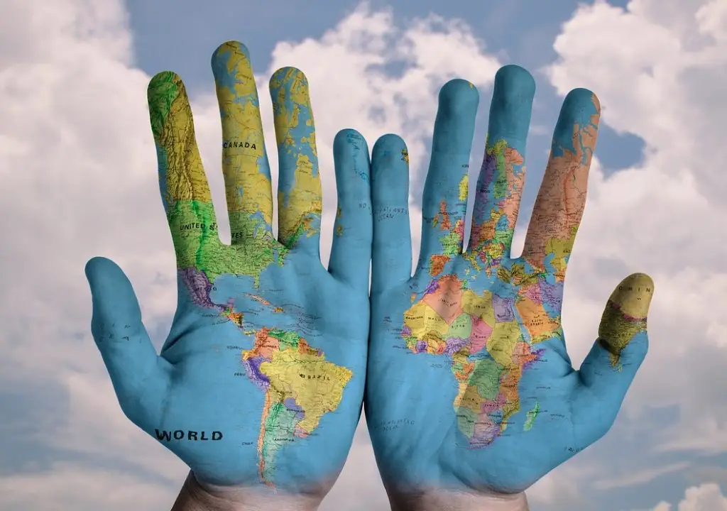 Eine Welt-Promotor*innen-Stelle Ostfriesland 2 hands 600497 1280 e1749718987399